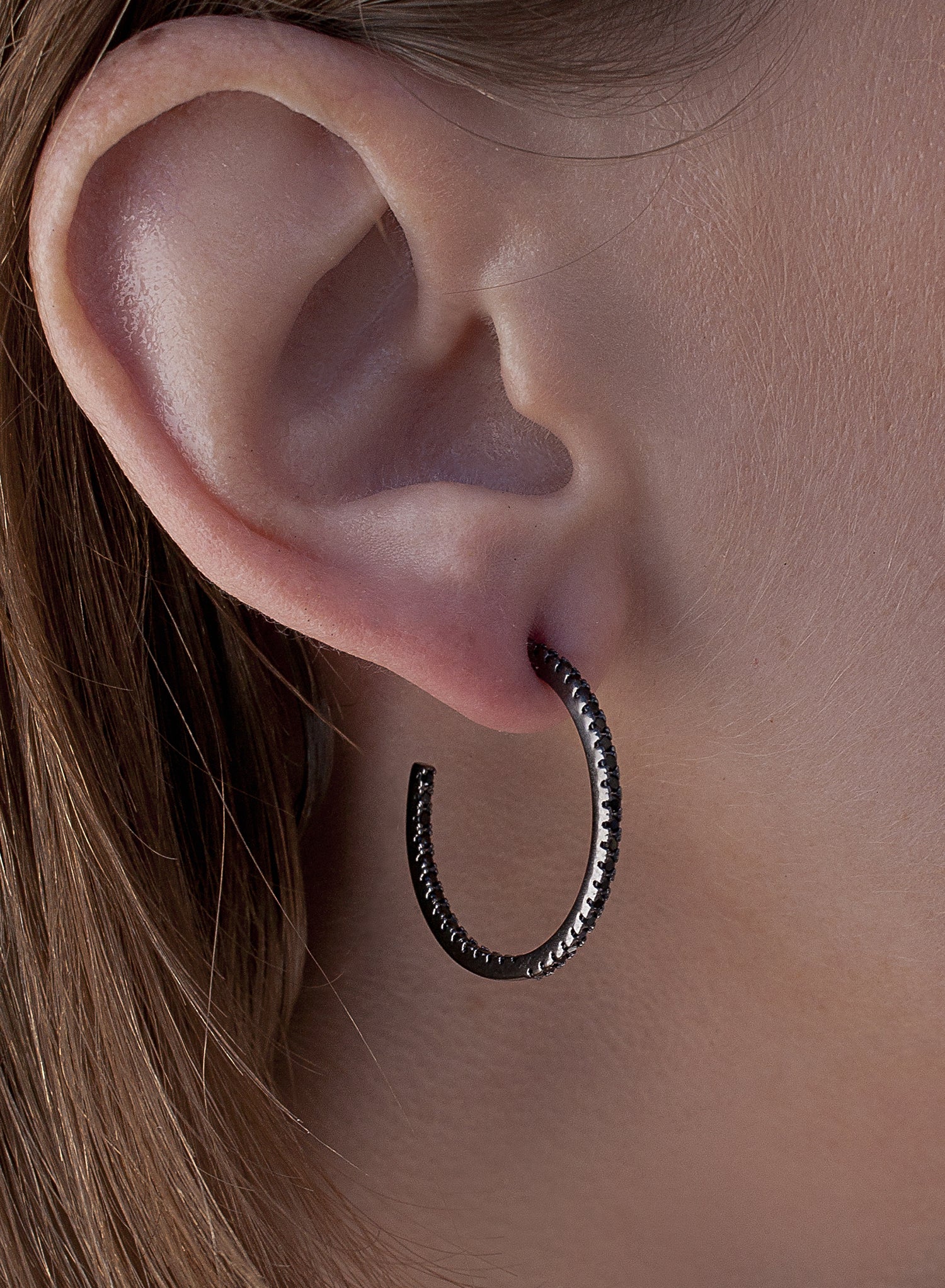 Medium hoop earrings with double rail of black cubic zirconia and ruthenium plating