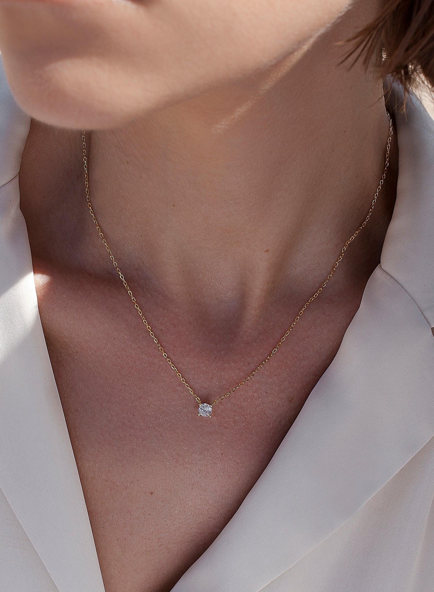 Colgantes pequeños diseño de chatón bañado en oro