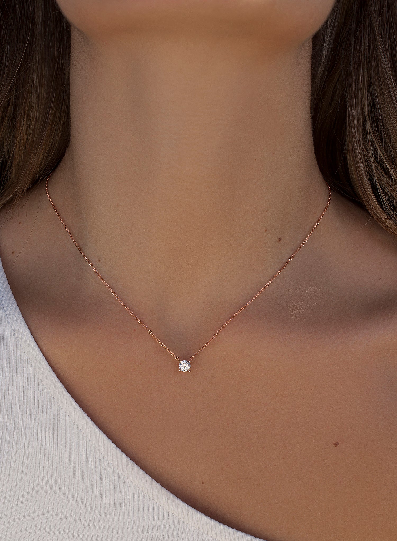 Colgantes pequeños diseño de chatón bañodo en oro rosa