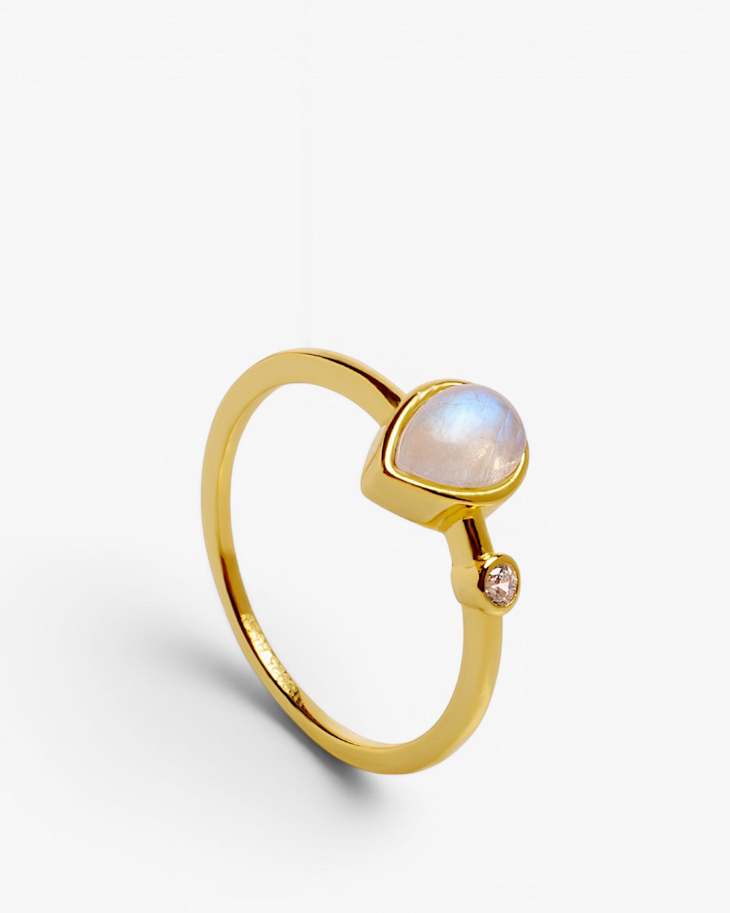 Anillos finos de plata motivo lágrima piedra lunar