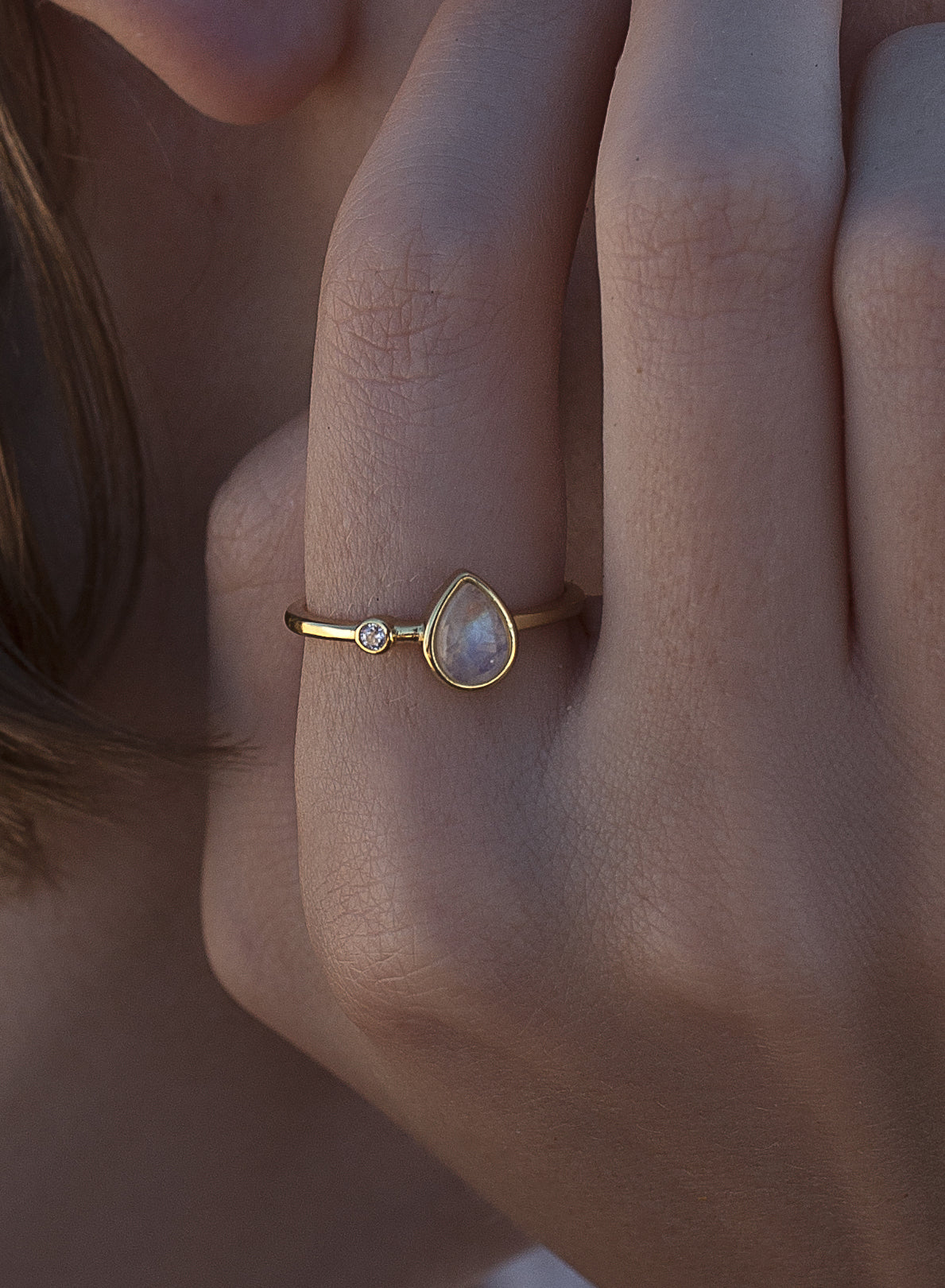 Anillos finos de plata motivo lágrima piedra lunar