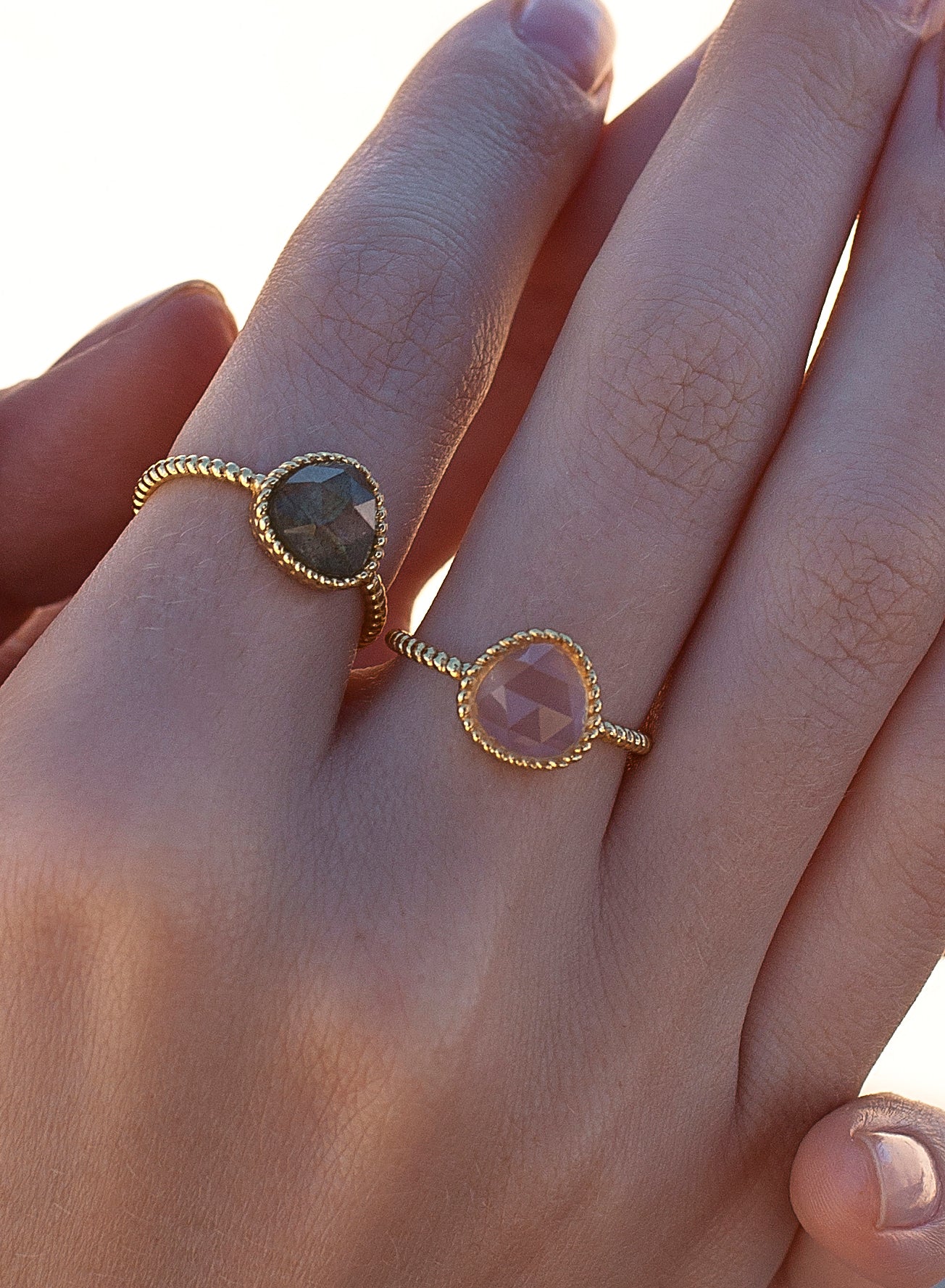 Bagues ornées de pierres de labradorite au design irrégulier