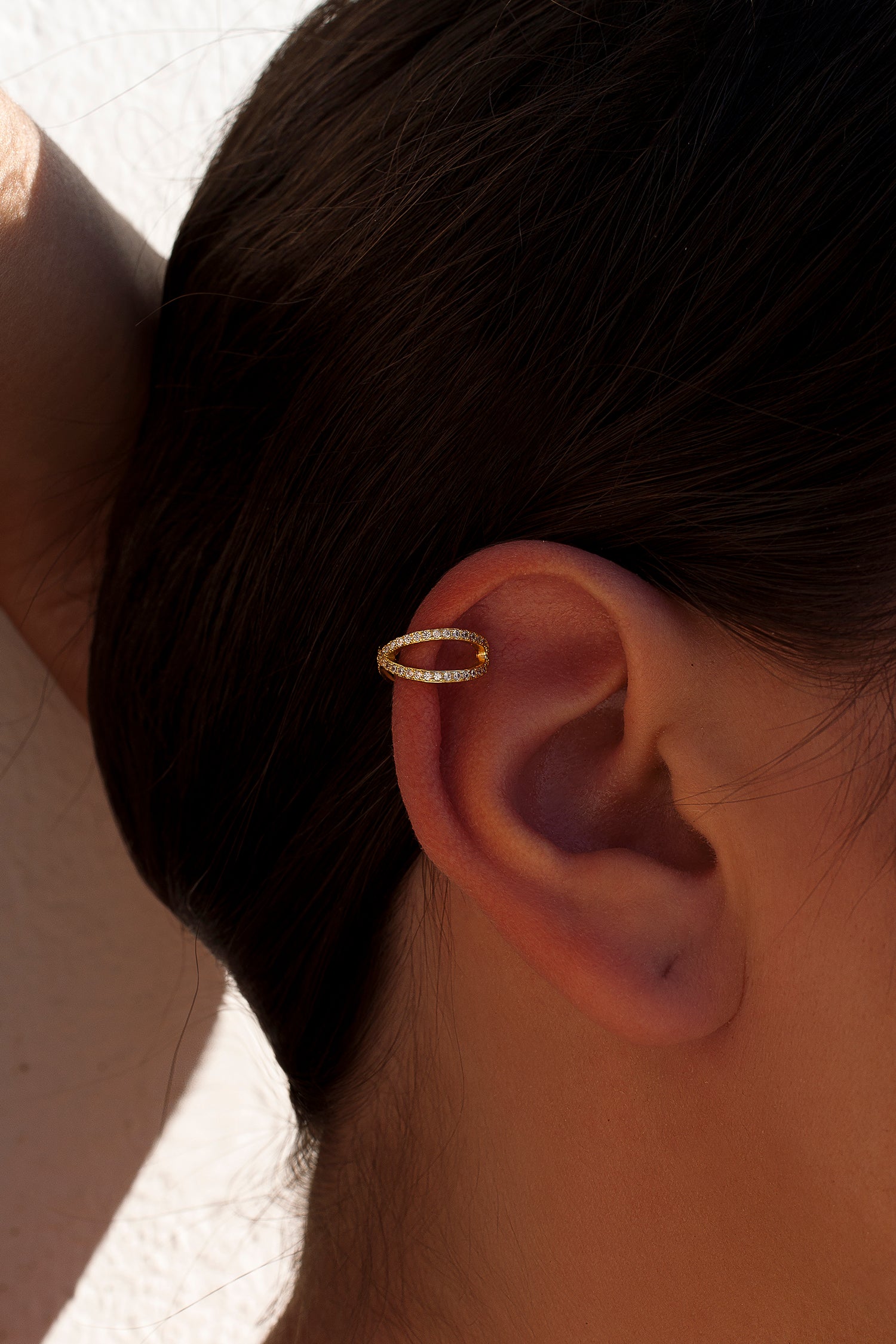 Ear cuff de plata bañada en oro diseño cruzado de circonitas