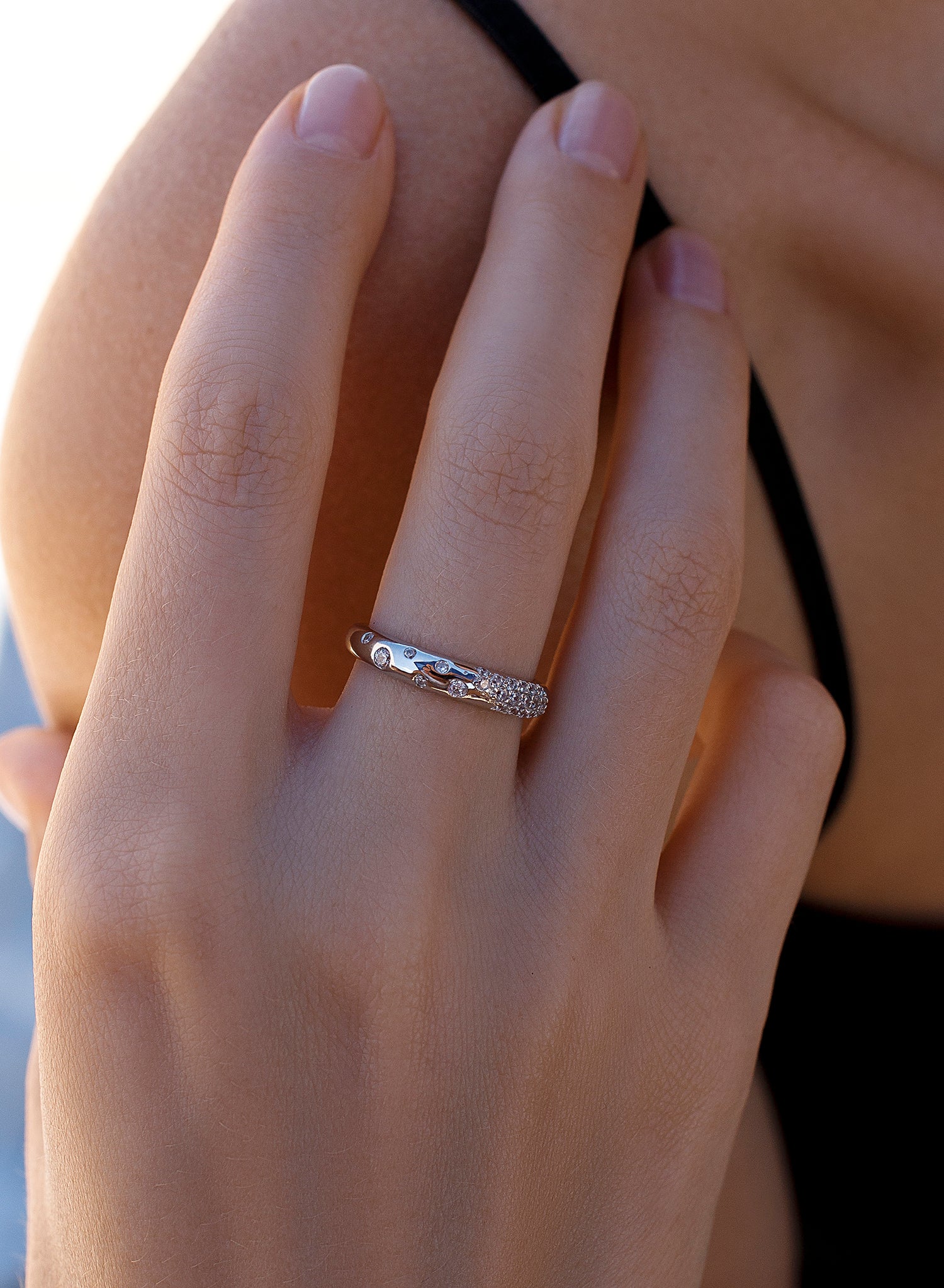 Anillos circonitas diseño desigual circular