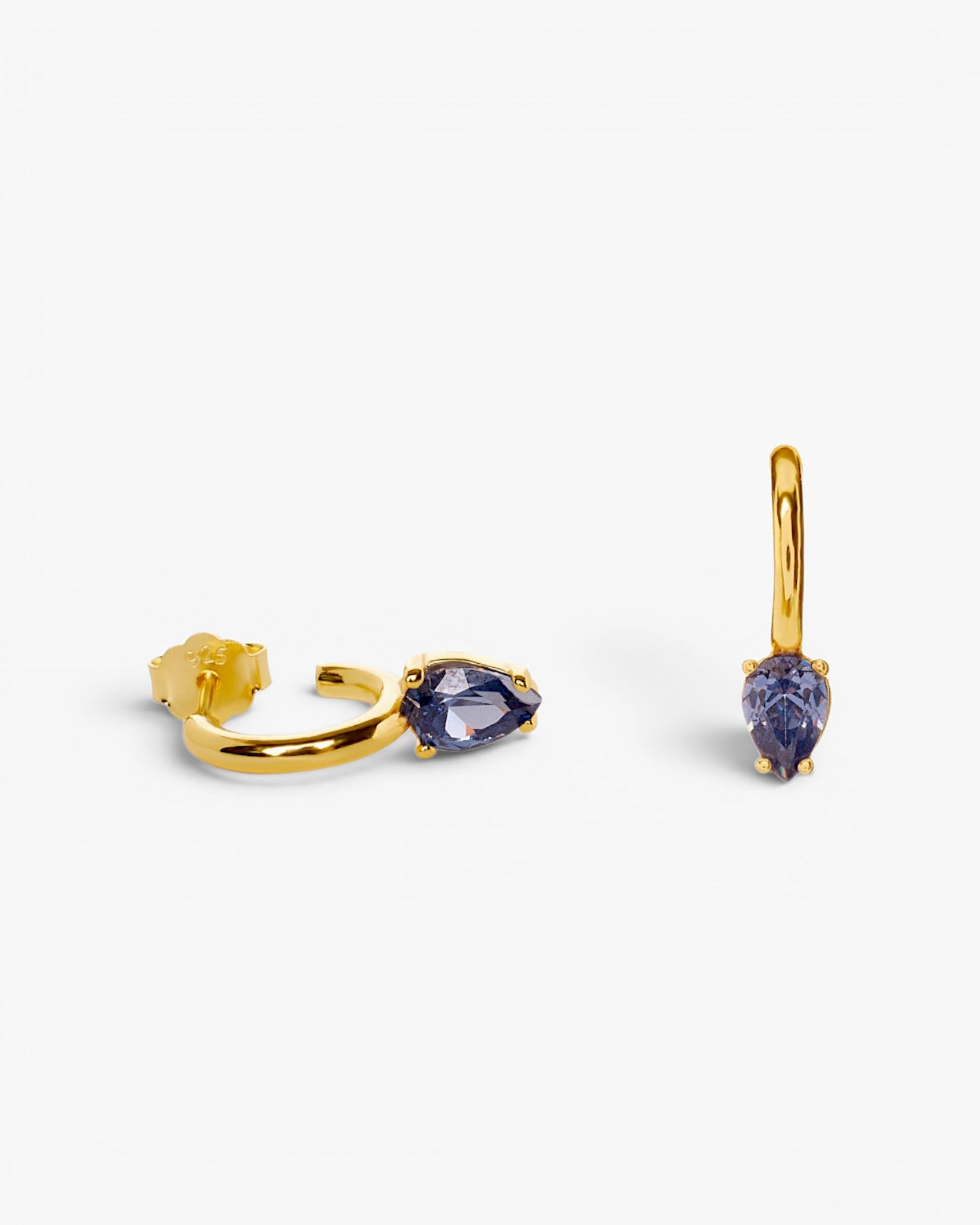 Pendientes aro de plata pequeños bañados en oro diseño cuarzo adamantino perilla azul