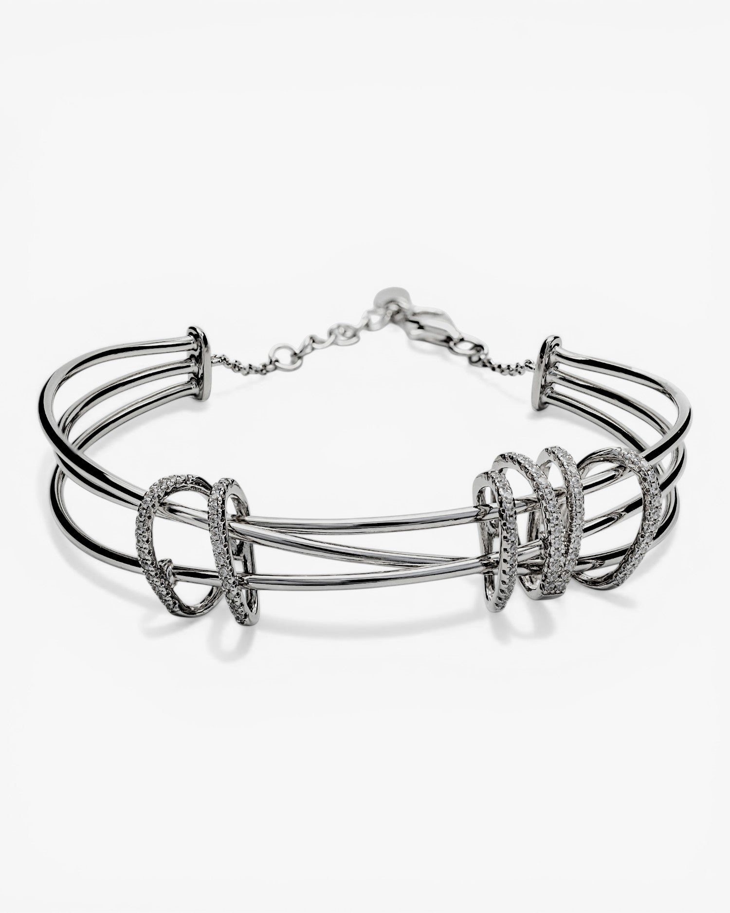 Pulsera esclava de plata diseño círculos enredados de circonita