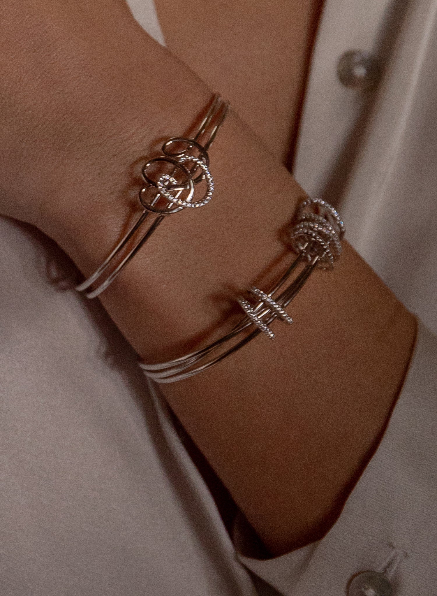 Pulsera esclava de plata diseño círculos enredados de circonita