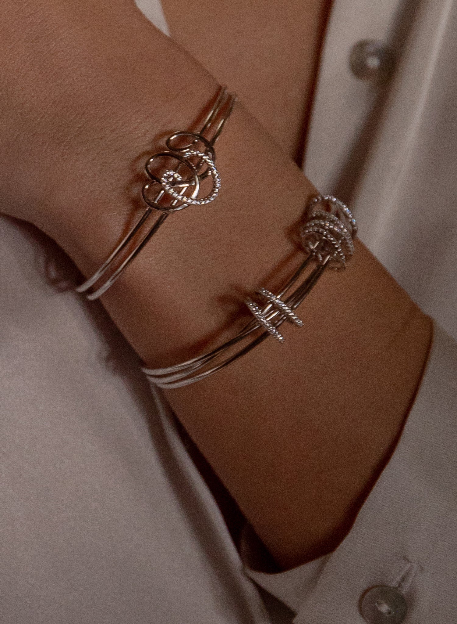 Pulsera esclava de plata diseño tirabuzones de circonita y plata lisa
