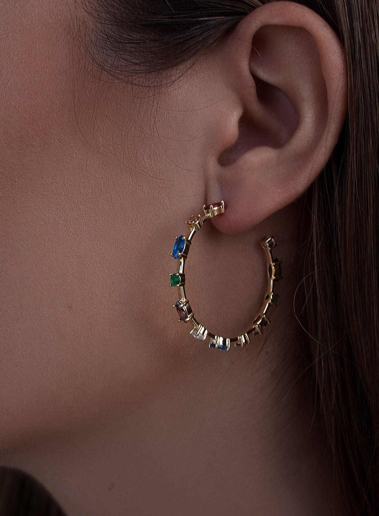 Boucles d'oreilles créoles en argent ornées de pierres scintillantes disposées en ligne