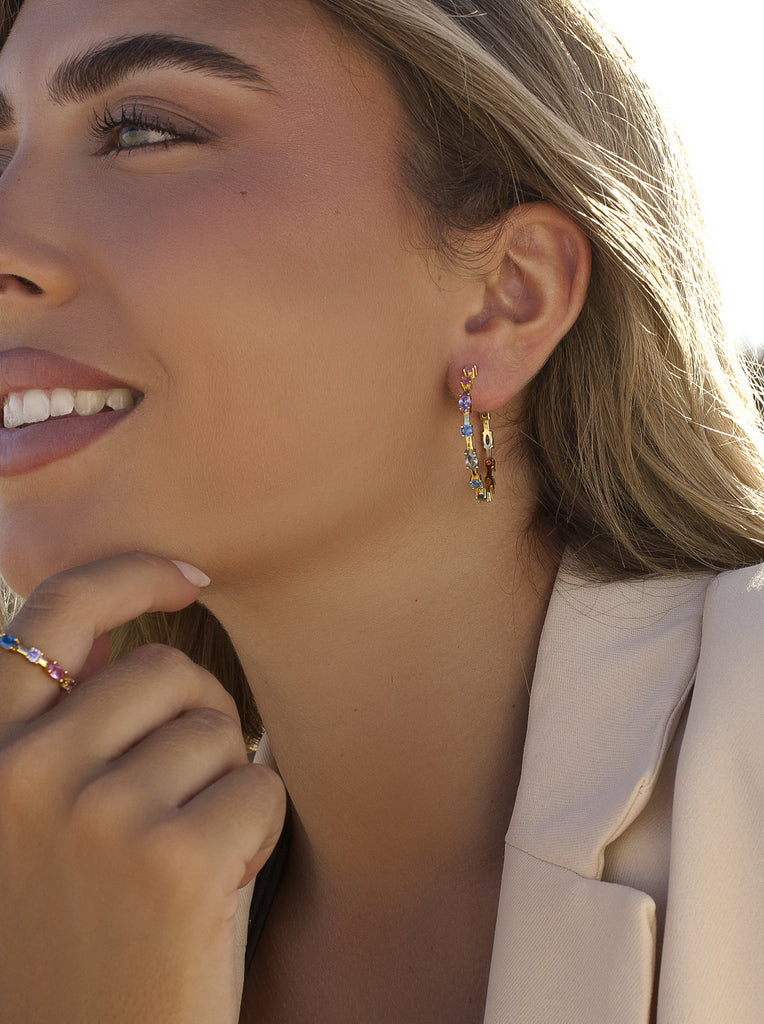 Pendientes aros de plata con piedras brillantes dispuestas linealmente
