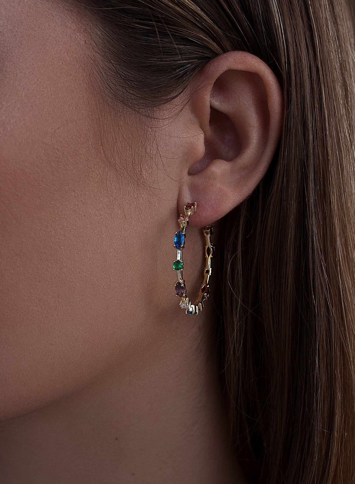 Boucles d'oreilles créoles en argent ornées de pierres scintillantes disposées en ligne