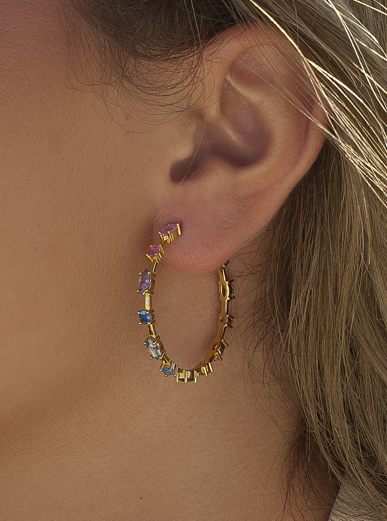 Pendientes aros de plata con piedras brillantes dispuestas linealmente