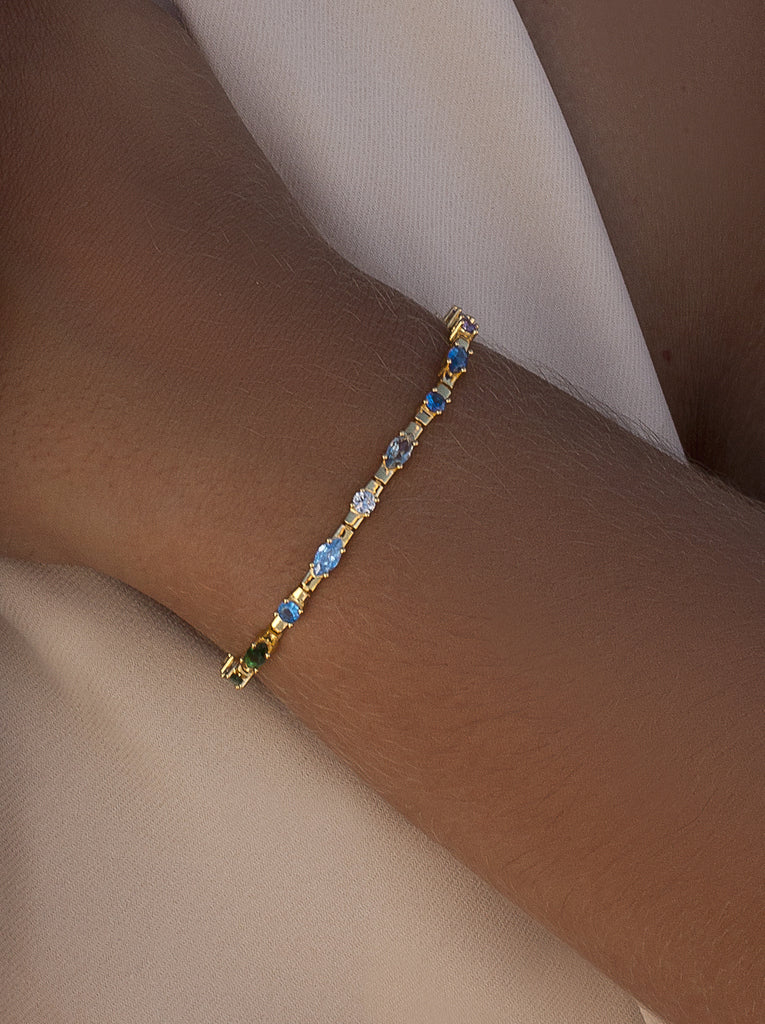 Pulseras con piedras de platas multicolor dispuestas linealmente