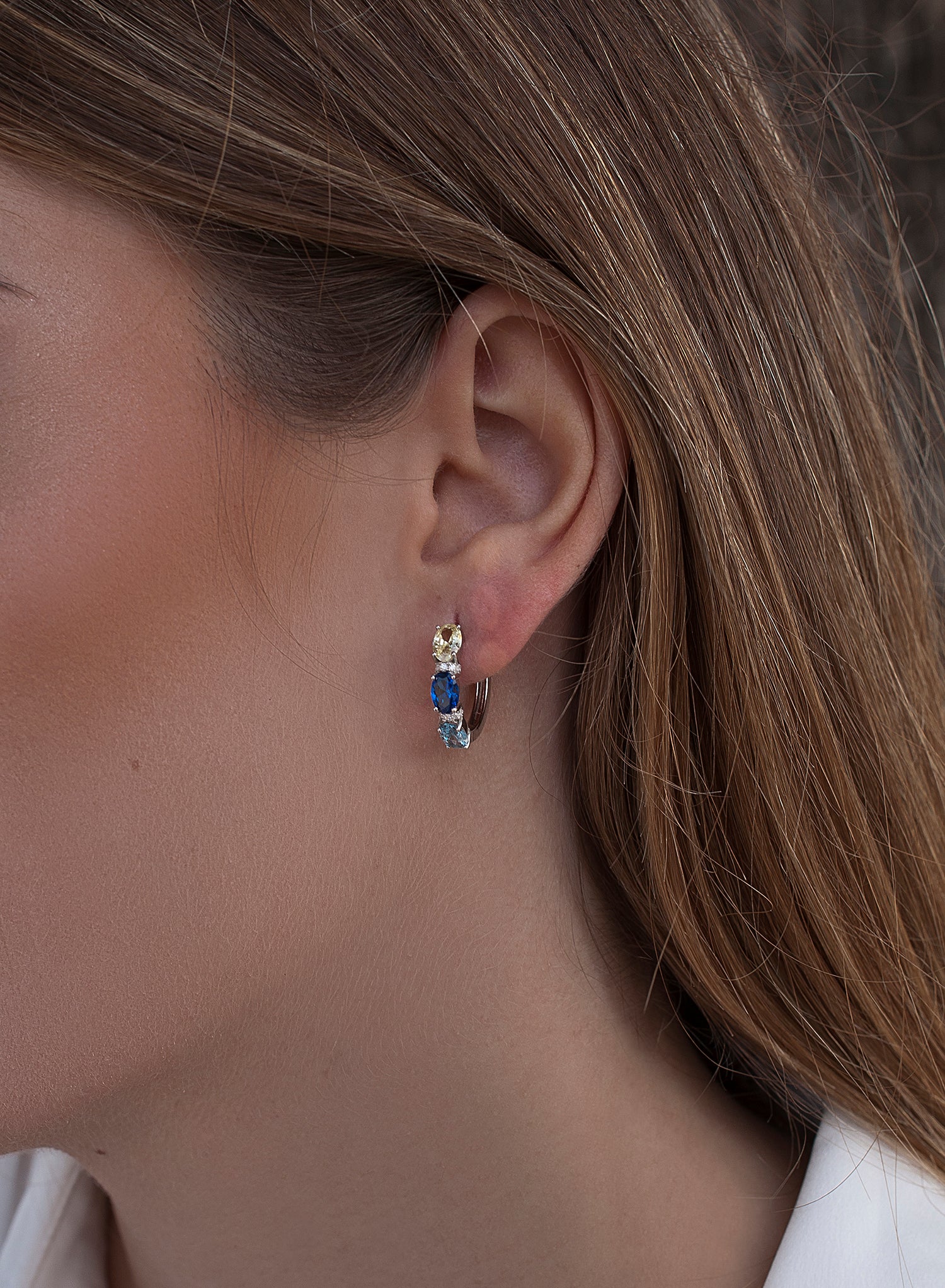 Petites boucles d'oreilles créoles argentées, motif bleu
