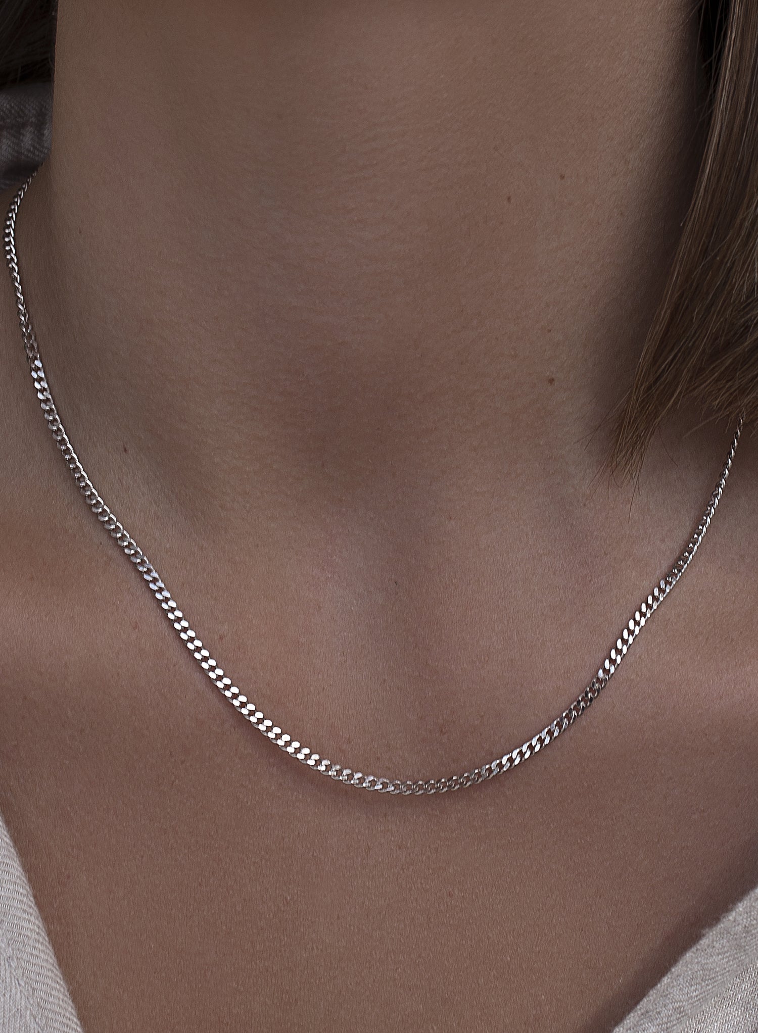 Short silver necklaces, chain design
