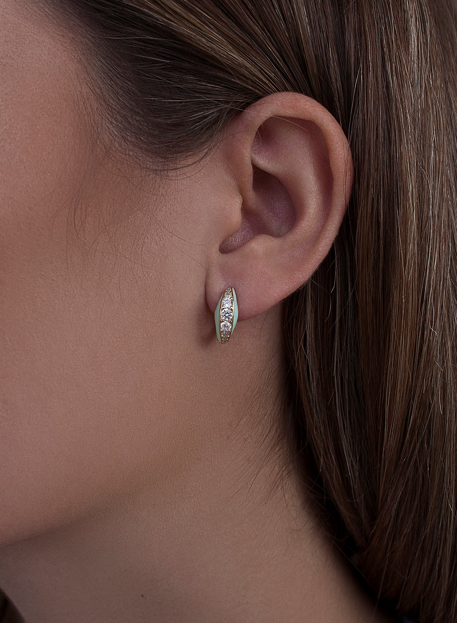 Petites boucles d'oreilles créoles à motif fendu, émail et oxyde de zirconium