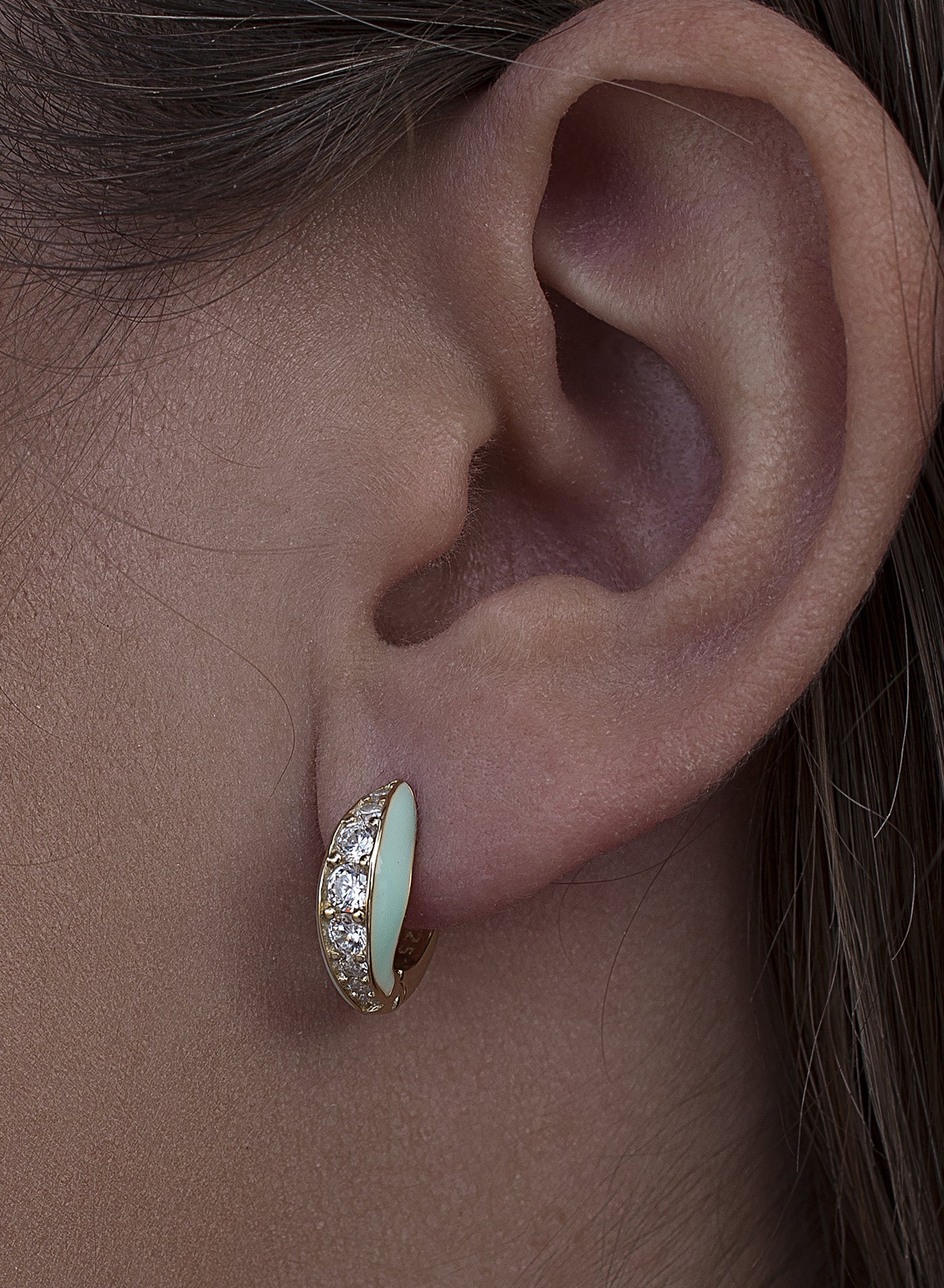 Pendientes aros pequeños diseño dividido de esmalte y circonitas