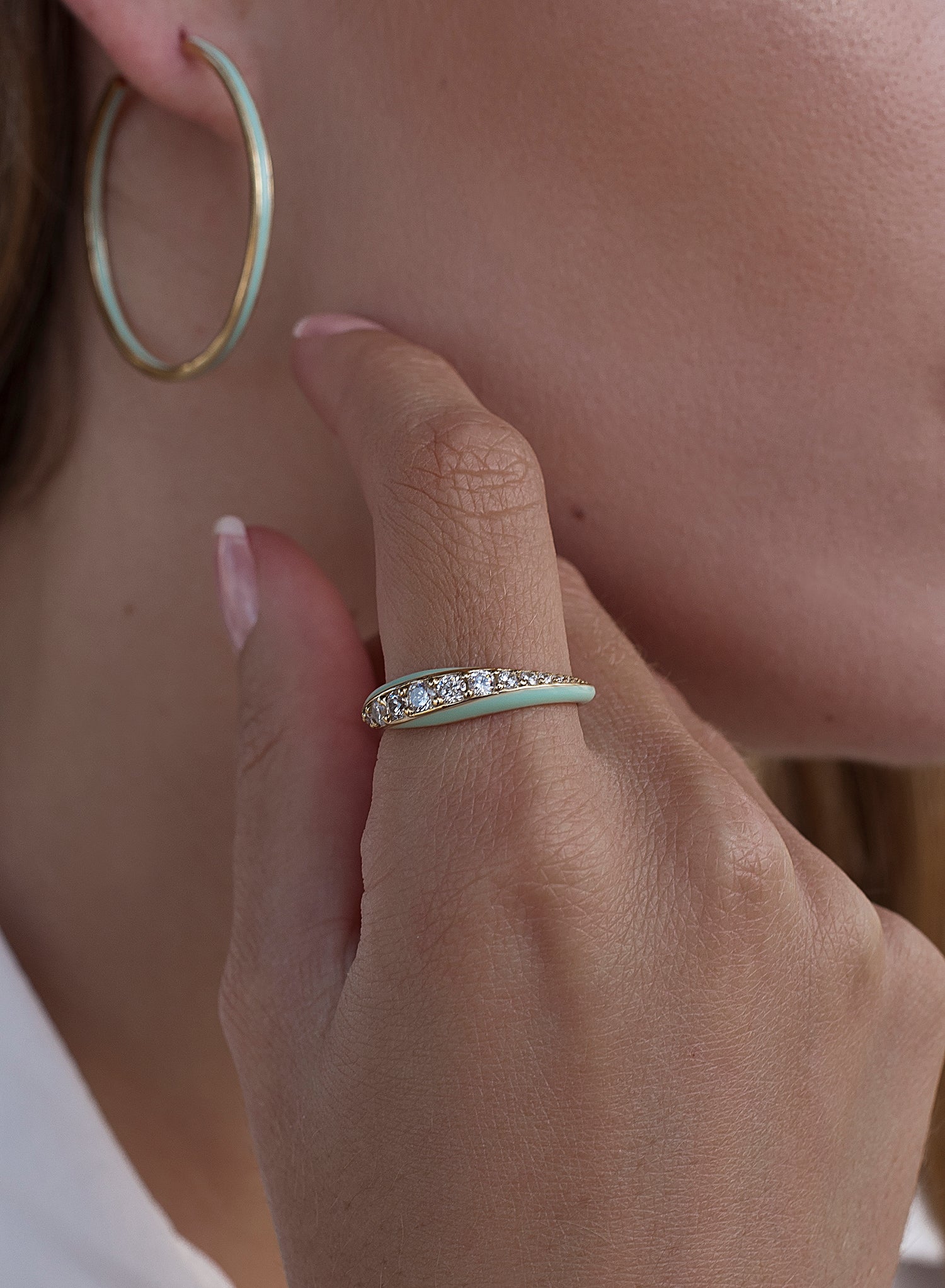 Anillo esmalte diseño de circonitas y baño de oro