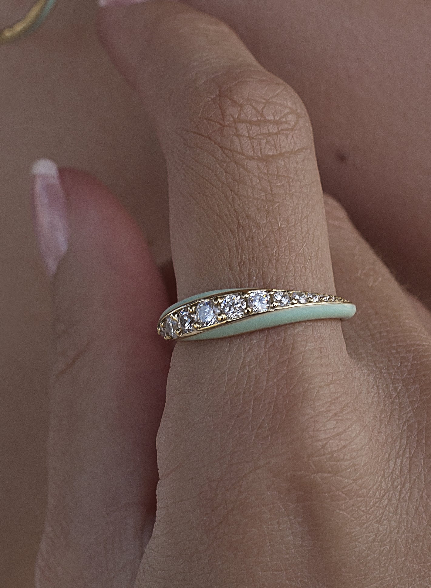 Anillo esmalte diseño de circonitas y baño de oro