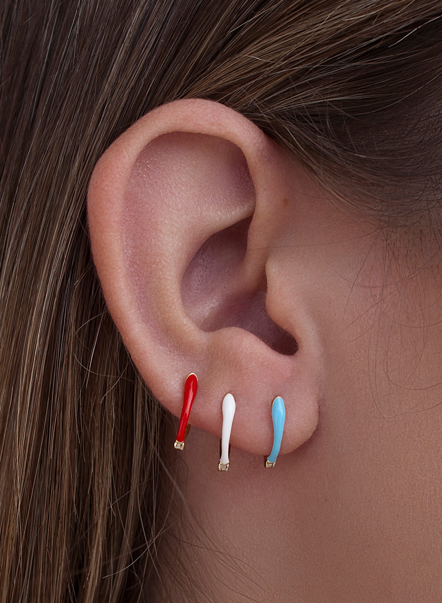 Petites boucles d'oreilles en argent avec motif en émail rouge