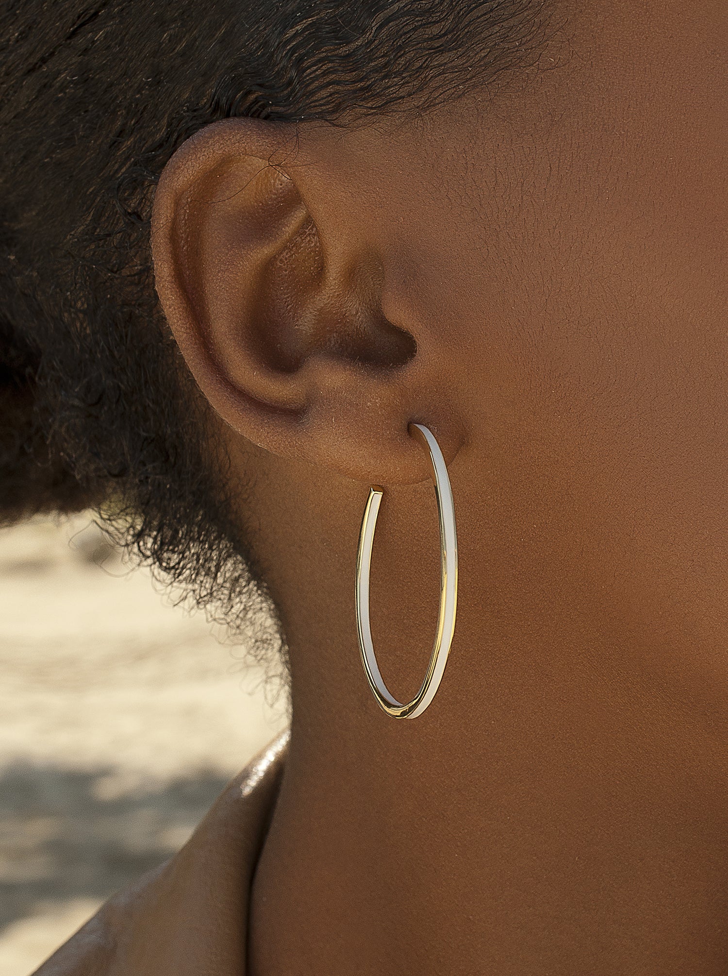 Pendientes aros grandes diseño esmalte tono blanco bañados en oro