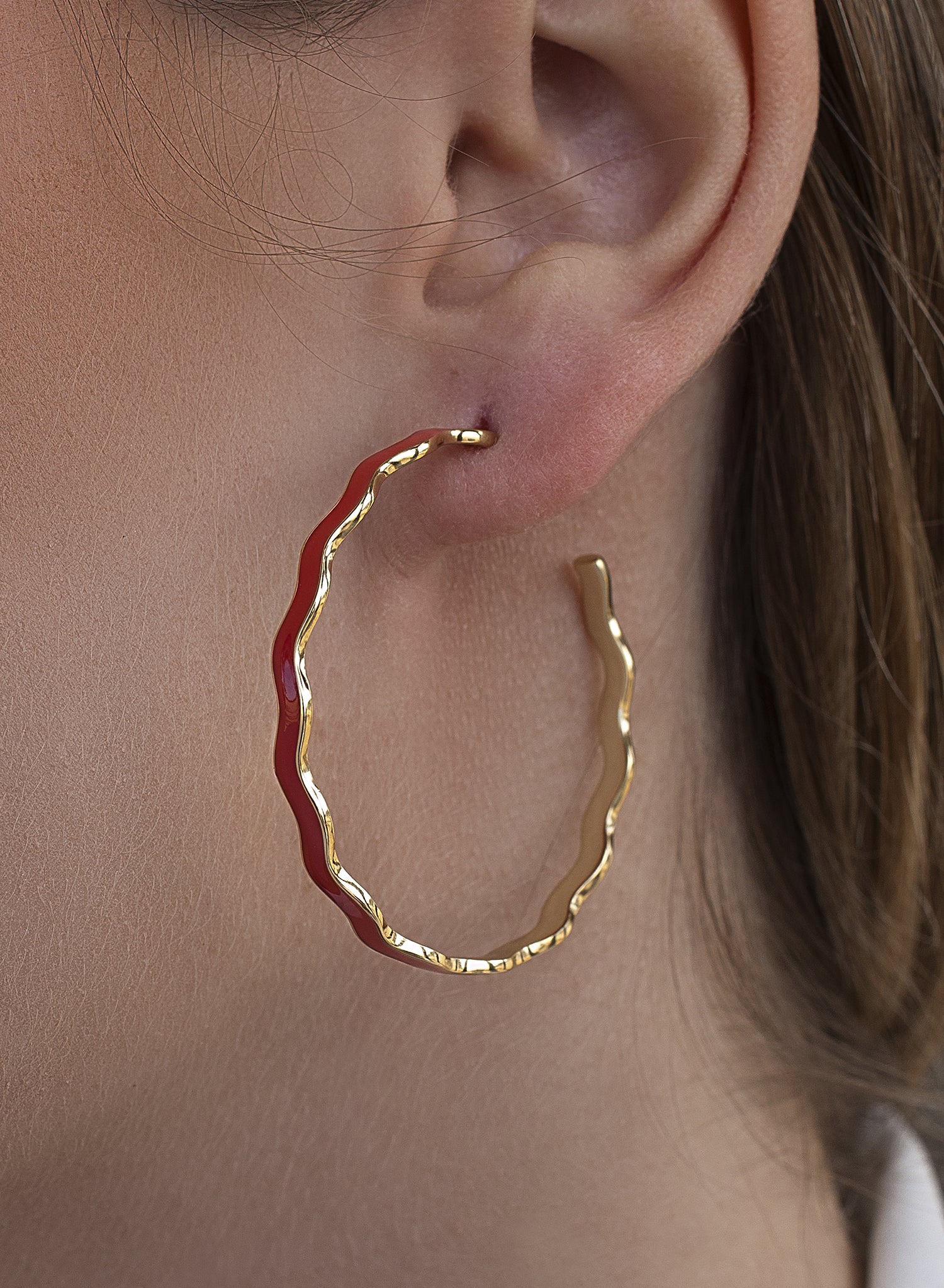 Pendientes aros grandes diseño ondulado con esmalte rojo