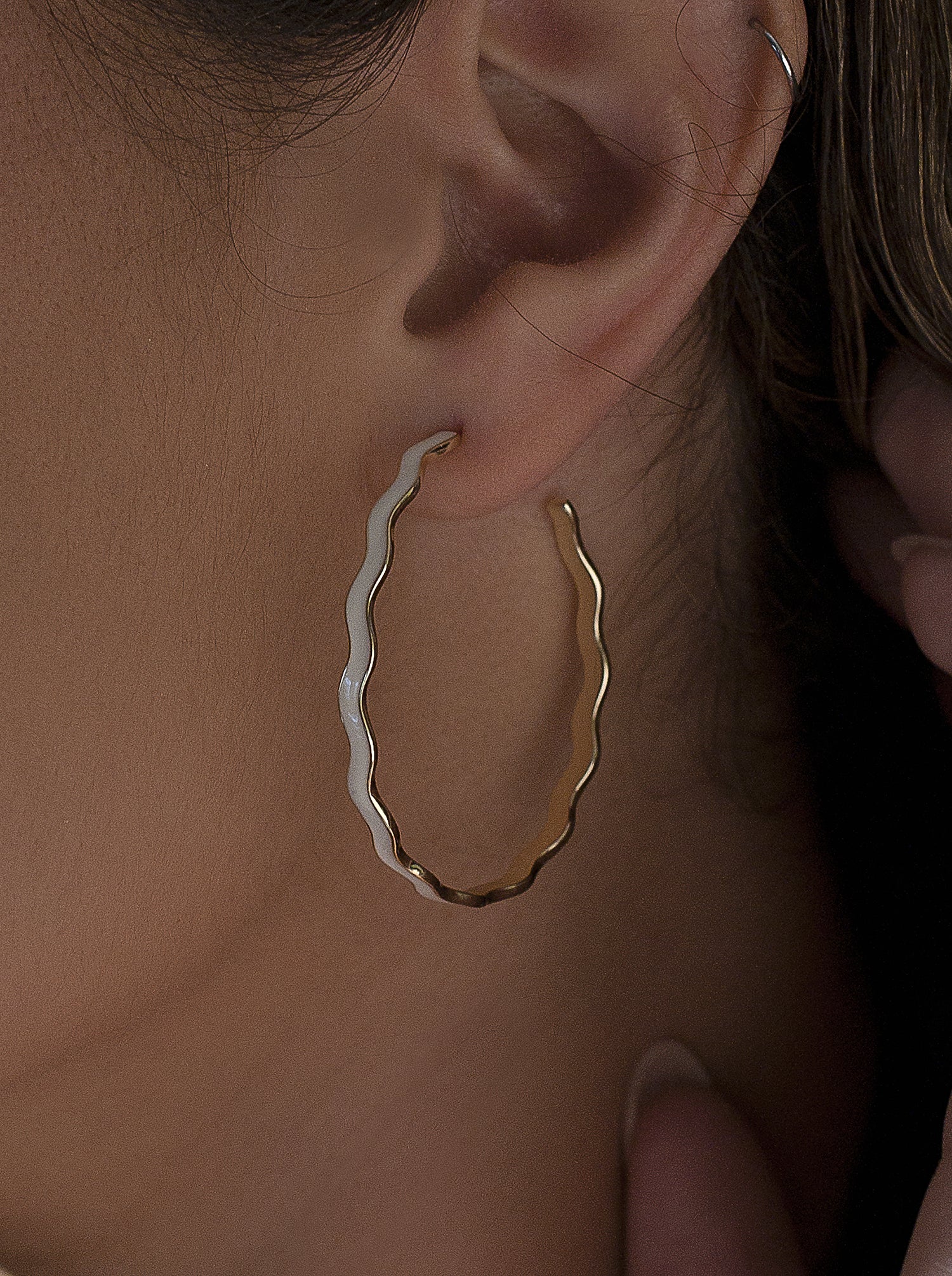 Pendientes aros grandes diseño ondulado con esmalte blanco