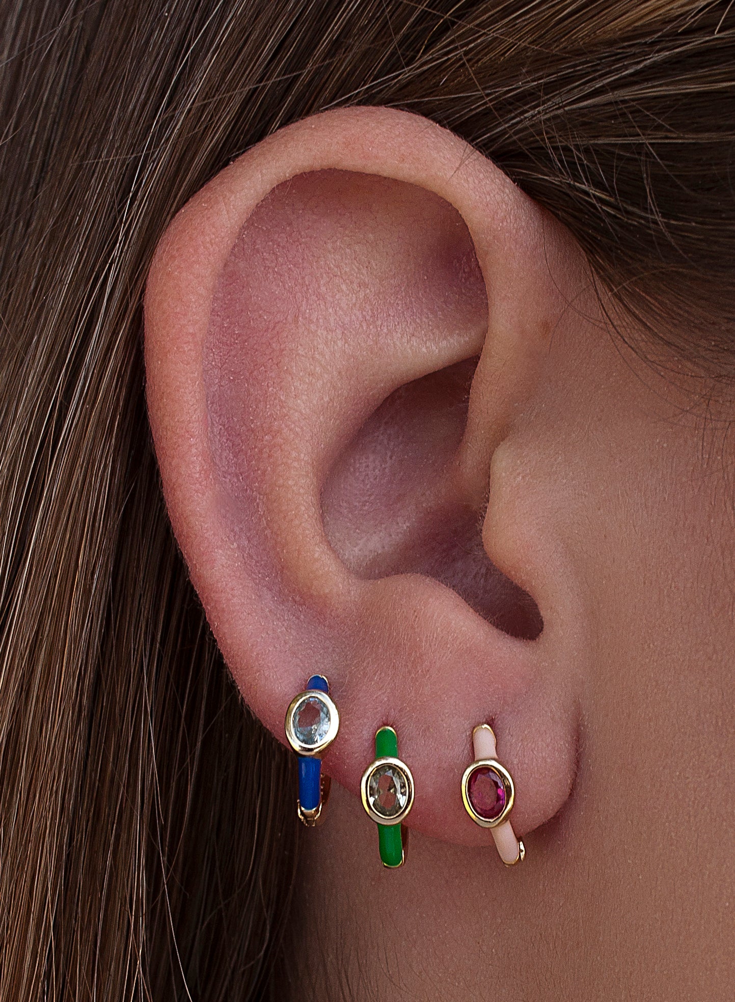 Pendientes aros pequeños diseño cuarzo adamantino central y esmalte azul