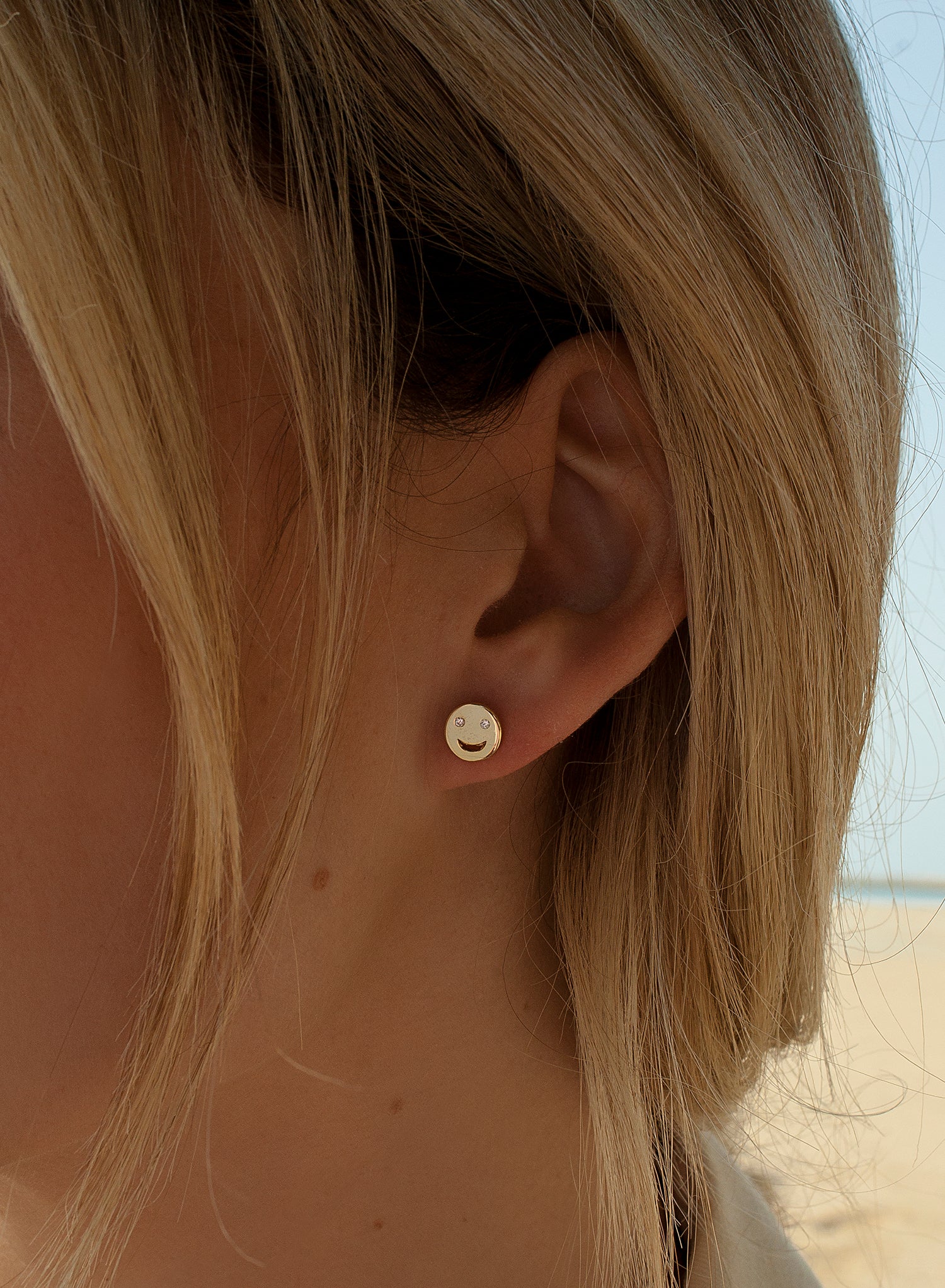 Pendientes pequeños de plata lisa diseño smile