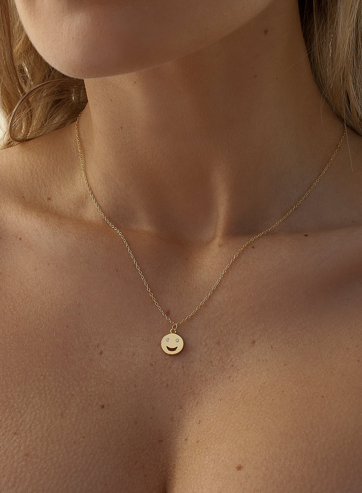 Colgantes pequeños de plata lisa diseño smile