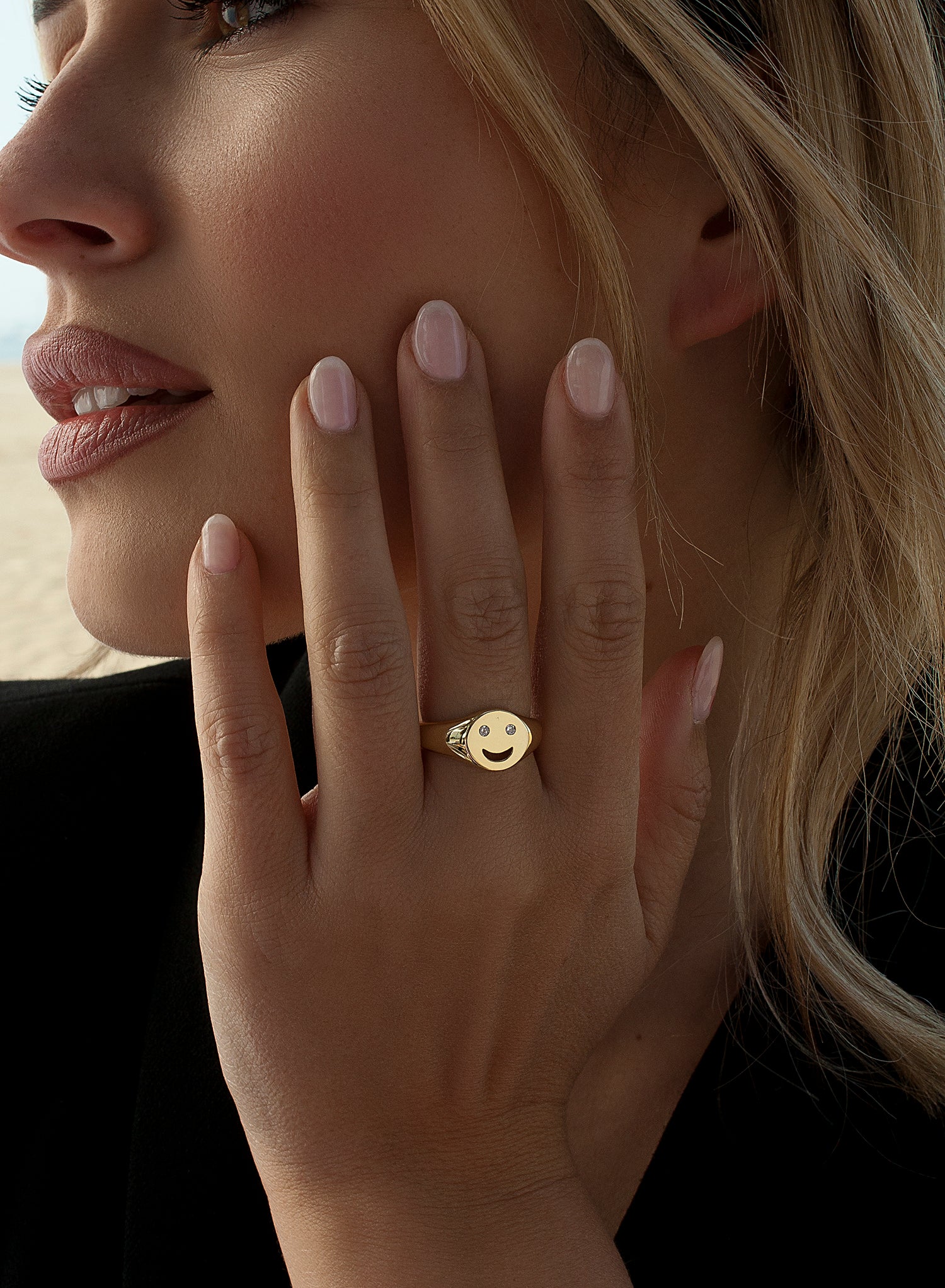 Anillo sello diseño smile con circonitas y baño de oro