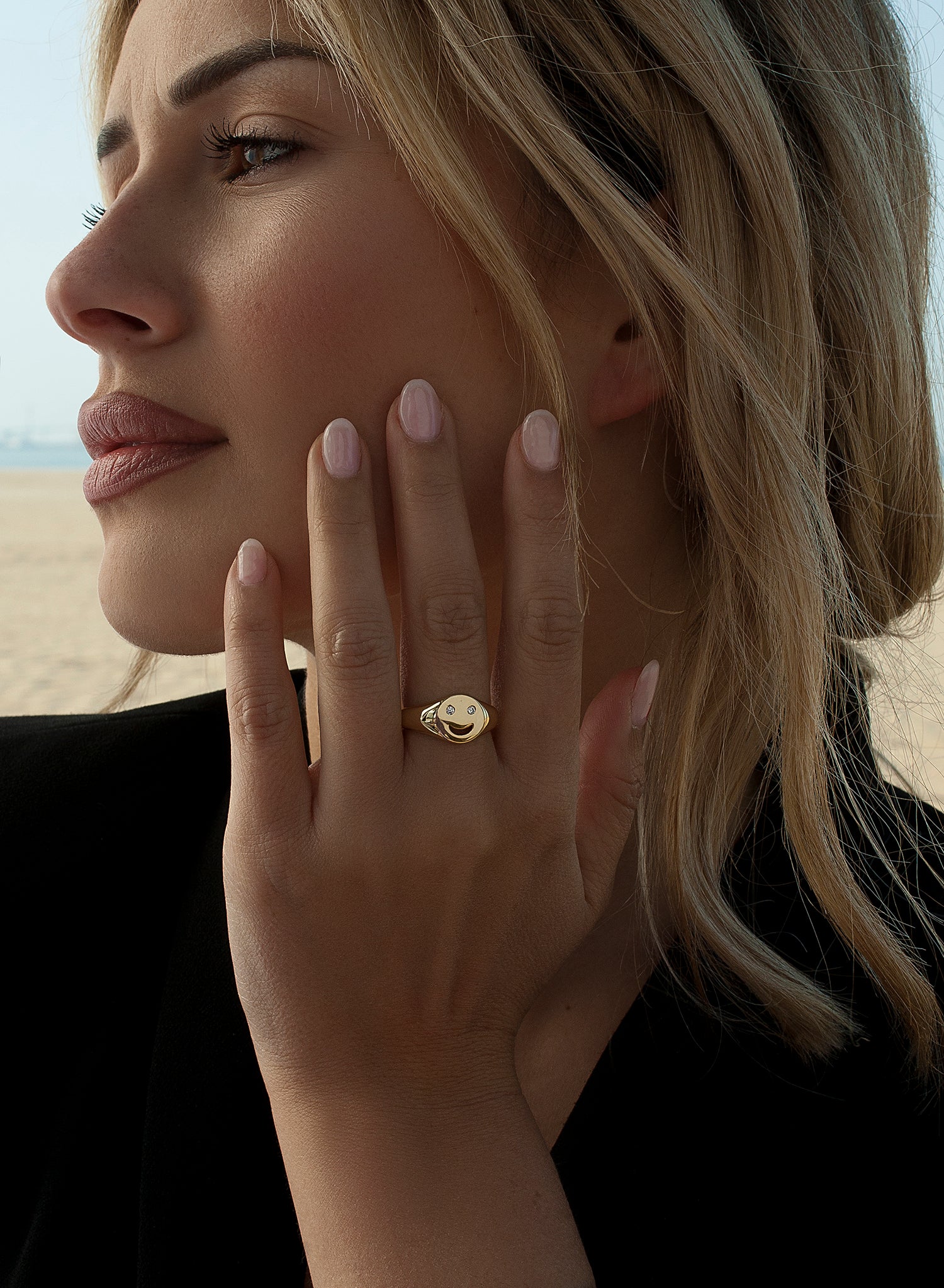 Anillo sello diseño smile con circonitas y baño de oro