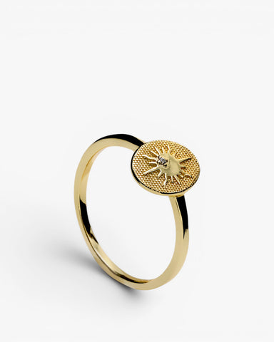 Bague chevalière en argent ornée d'un motif soleil et de détails en oxyde de zirconium