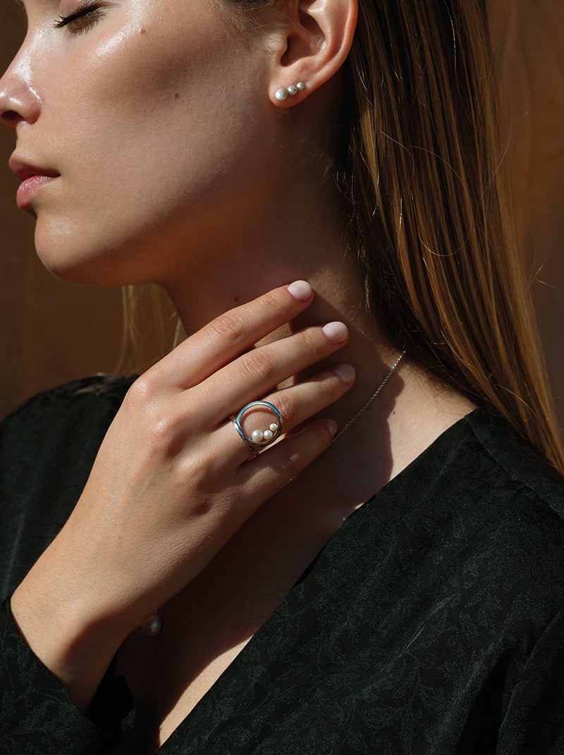 Pendientes trepadores de plata diseño de triple perla