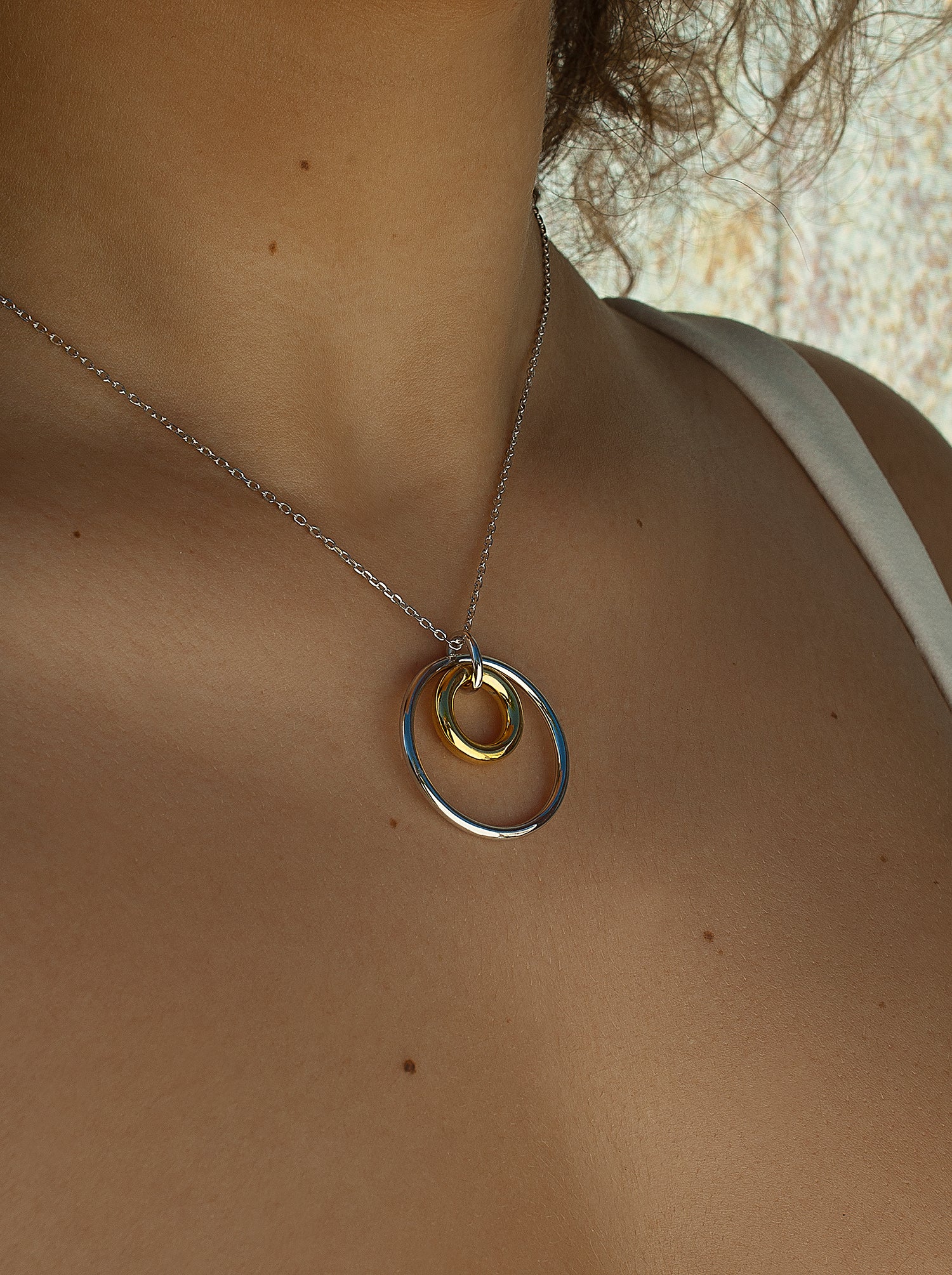 Colliers avec pendentifs à double anneau bicolores