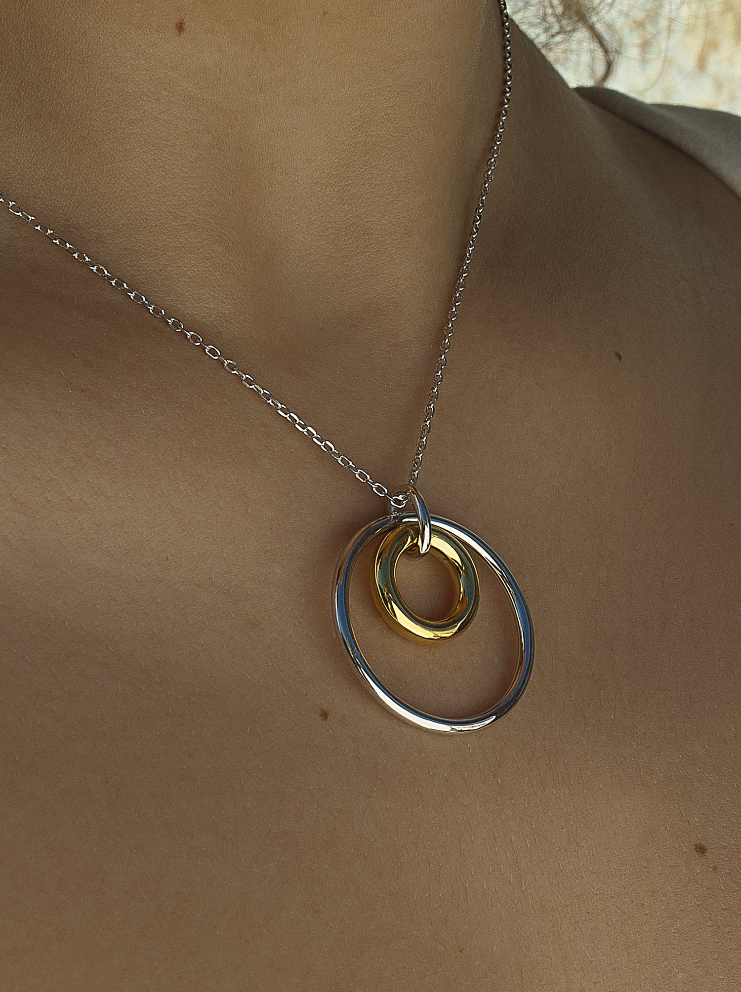 Colliers avec pendentifs à double anneau bicolores