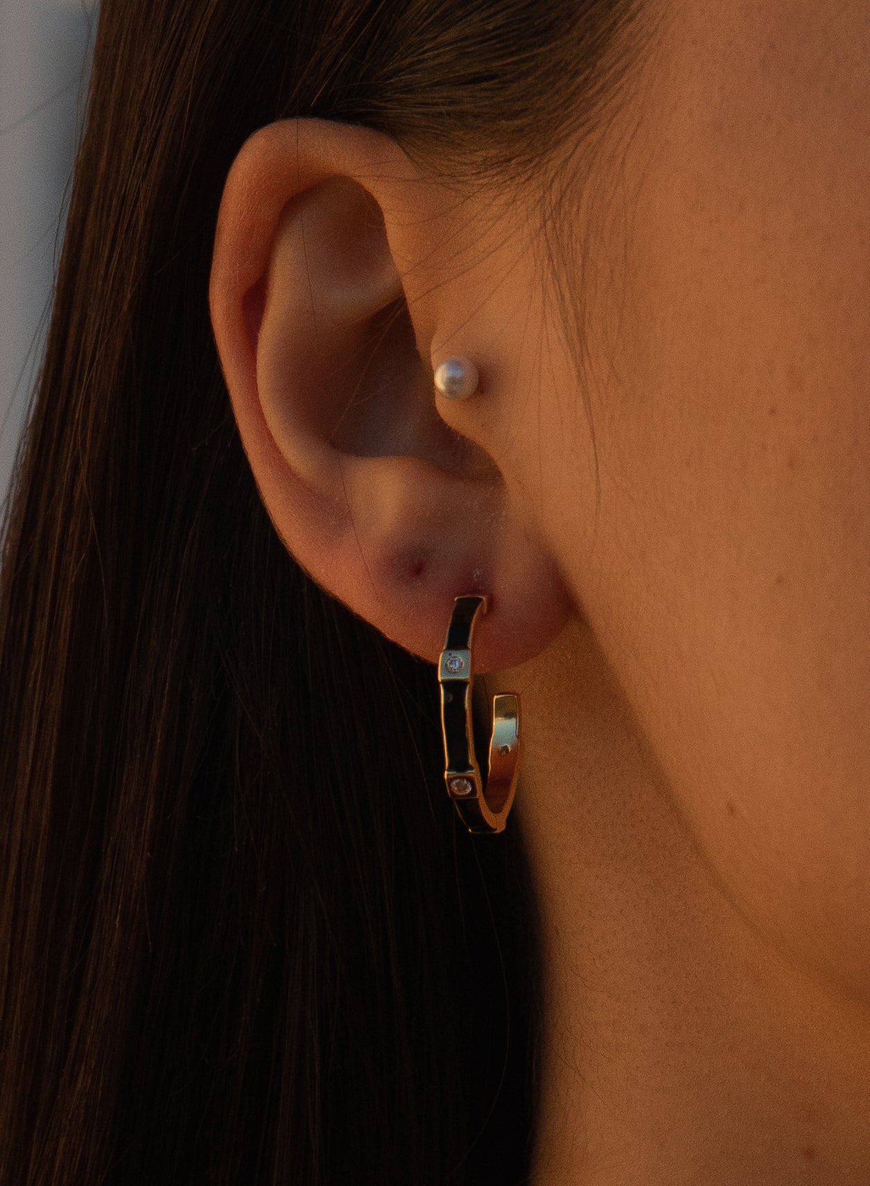 Small hoop earrings with a stepped design, black enamel and cubic zirconia