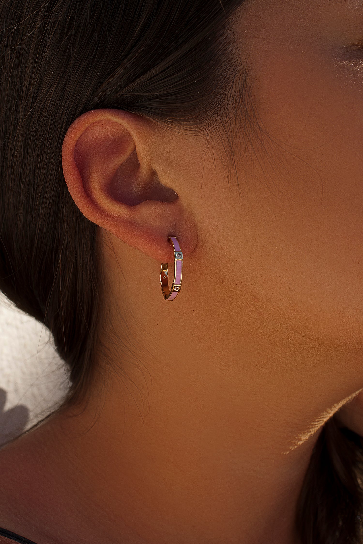 Small hoop earrings with a stepped design, lilac enamel and cubic zirconia