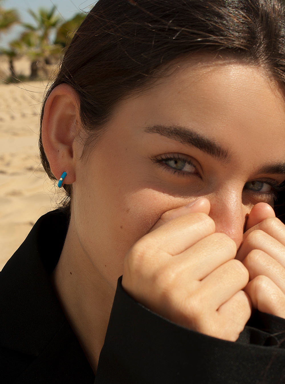 Pendientes aros pequeños esmalte azul y circonita central