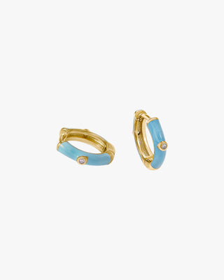 Petites boucles d'oreilles créoles, émail bleu clair et zircon cubique central