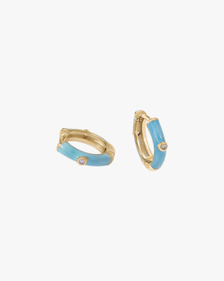 Petites boucles d'oreilles créoles, émail bleu clair et zircon cubique central