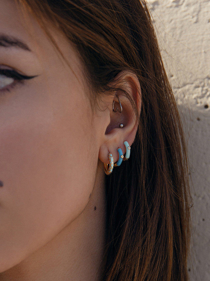 Pendientes aros pequeños esmalte azul claro y circonita central