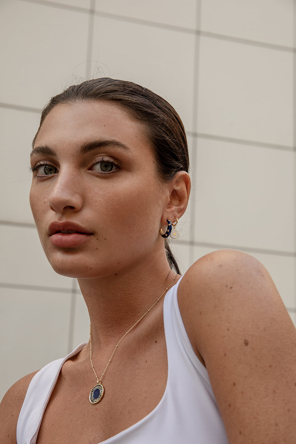Pendientes aros pequeños con esmalte azul eléctrico