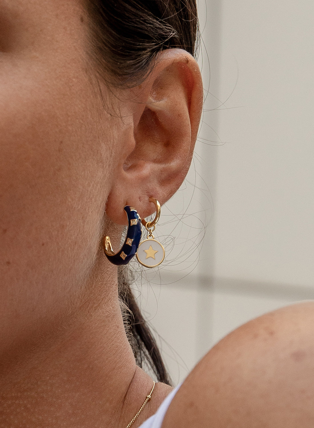 Pendientes aros pequeños con esmalte azul eléctrico