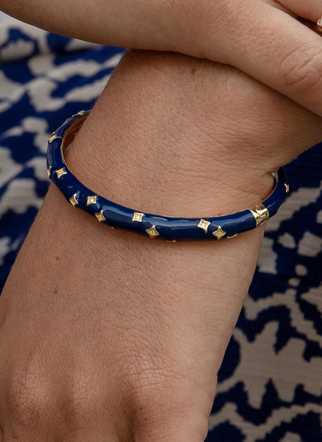 Pulsera esclava diseño irregular de esmalte azul eléctrico