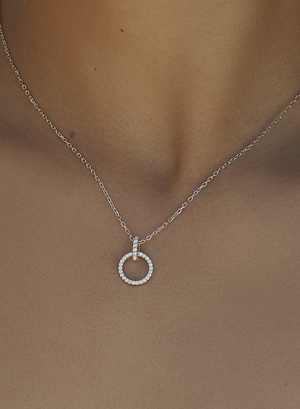 Colgantes pequeños de plata diseño circular circonitas