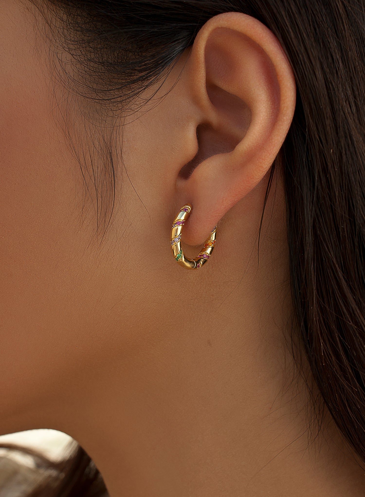Pendientes aros pequeños diseño espiral con circonitas multicolores