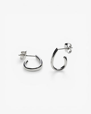 Petites boucles d'oreilles créoles, design semi-ouvert, et argent simple