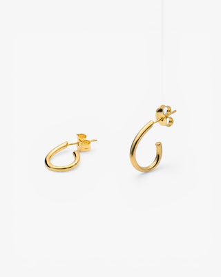 Petites boucles d'oreilles créoles, design semi-ouvert, en argent lisse plaqué or.