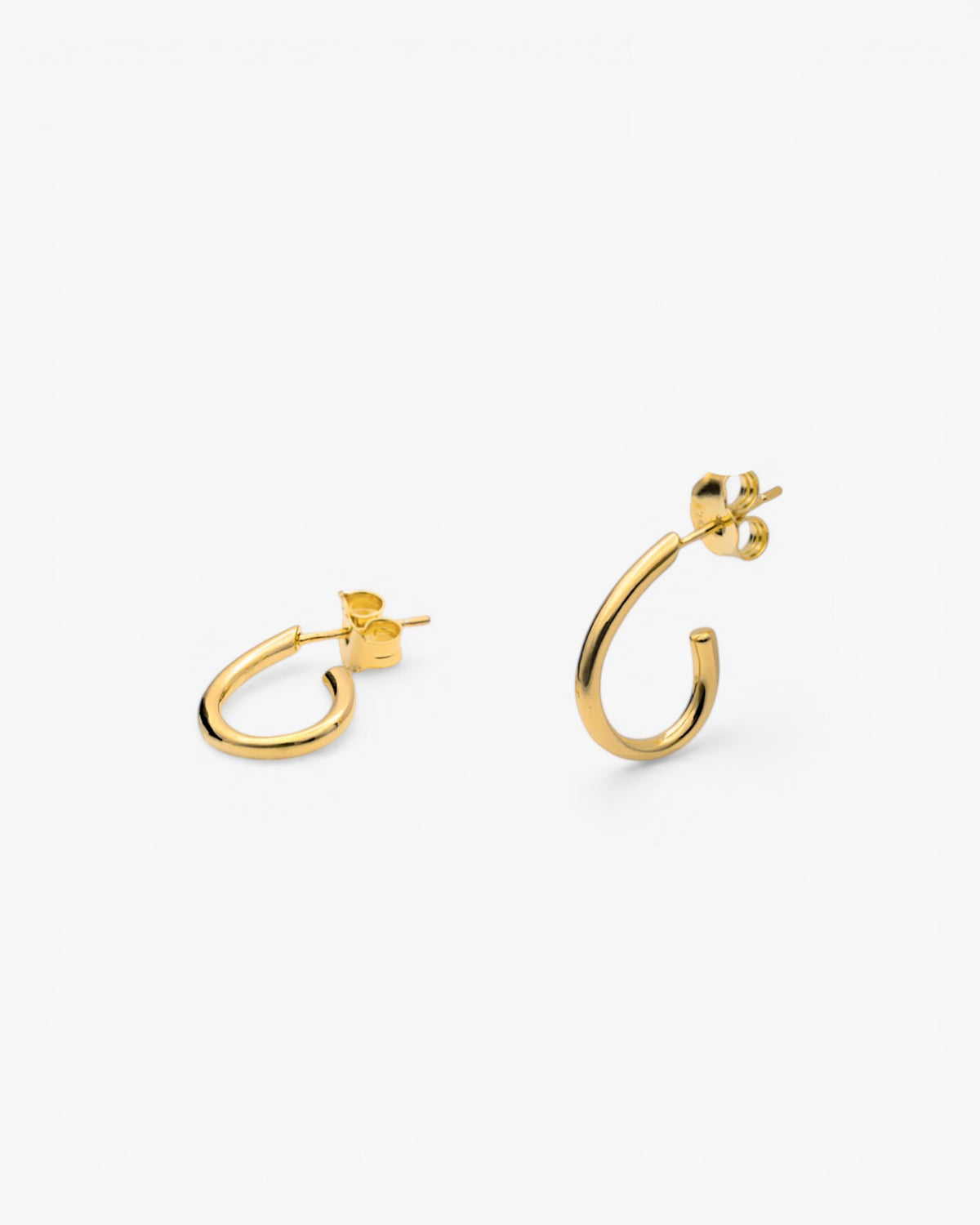 Pendientes aros pequeños diseño semiabierto y plata lisa bañada en oro